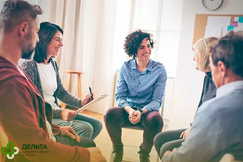 Люди сидят в круге на групповой терапии